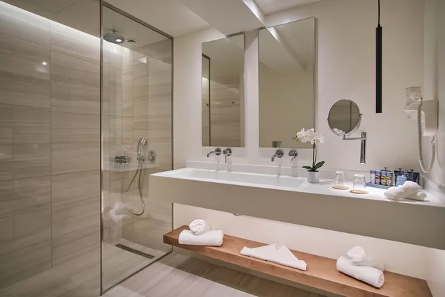 جناح جونيور بسرير مزدوج مع أريكة بمسبح خاص، Utopia Blu Hotel 2/3