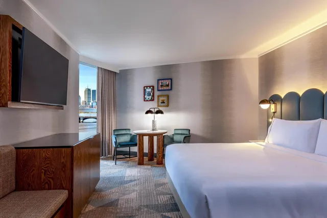 Room, King Bed, River View, Bathtub, East Tower, Accessible, The Royal Sonesta Boston 2/3