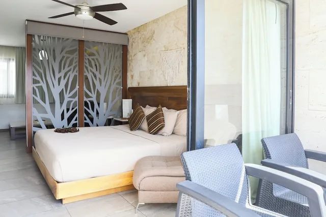 غرفة ديلوكس بسرير كينج بشرفة مع أريكة، Grand Fifty Suites 4/10