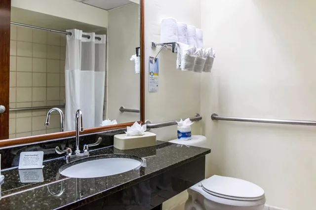 غرفة قياسية بسريرين كوين، Quality Inn and Suites Hot Springs Lake Hamilton 4/4