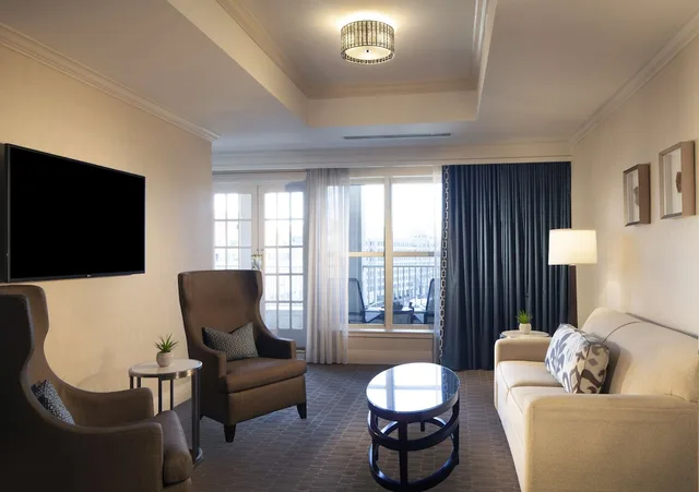 غرفة بسرير كينج بشرفة بغرفة نوم واحدة، Hilton Alexandria Old Town 1/7