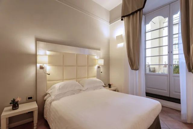 جناح دوبلكس جونيور بسرير كوين، Palazzo Caracciolo Naples 2/5