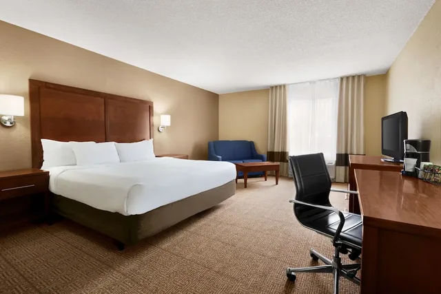 غرفة بسرير كينج، Baymont by Wyndham Rocky Mount 2/3
