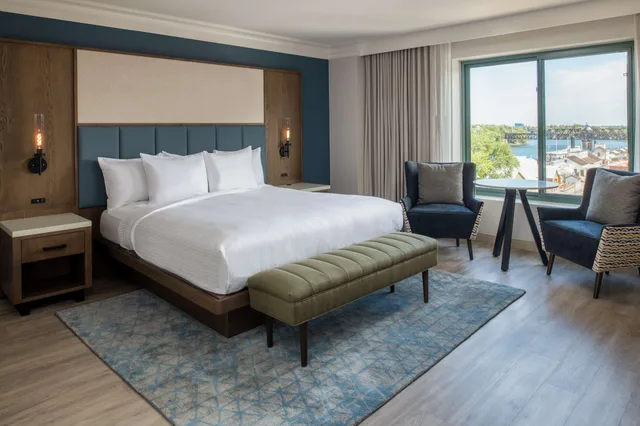 2 Rooms, Governor, Suite, King Bed, Corner, Accessible، Embassy Suites by Hilton Sacramento Riverfront Promenade 1/9