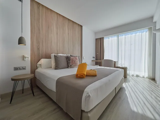غرفة قياسية بشرفة مفردة بسرير مزدوج بإطلالة جزئية على البحر، BQ Aguamarina Boutique Hotel 1/4