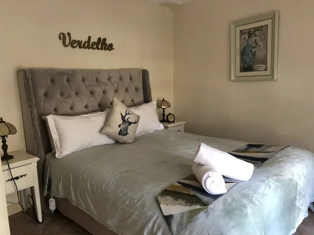 غرفة بسرير كوين وسريرين منفصلين بإطلالة على الحديقة بشرفة بغرفتي نوم، Villa Provence 6/10