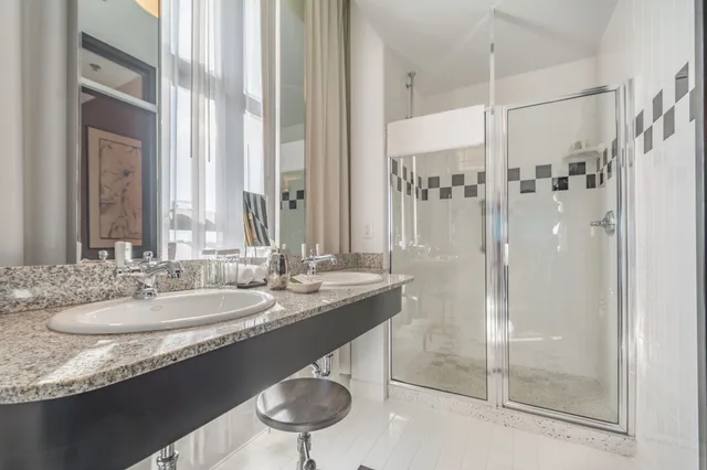 لوفت بريميوم ركني بسرير كينج، Proximity Hotel 3/3