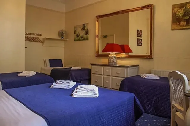 Adjoining, Family, 1 Double and 3 Single Beds, Private Bathroom، Blades Hotel 1/2