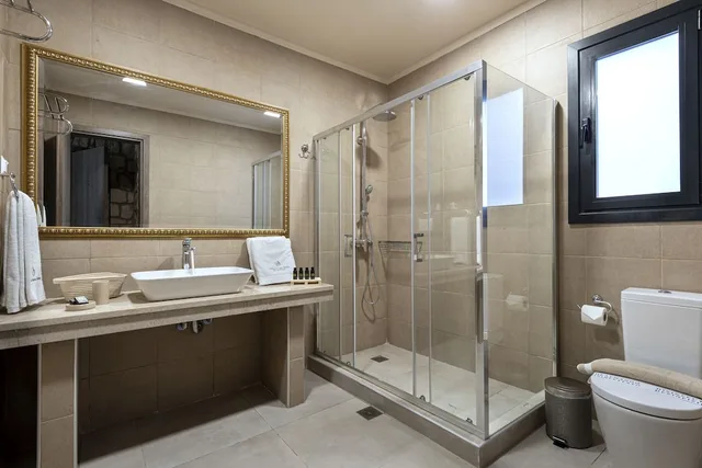 جناح جونيور بسرير كوين بشرفة مع أريكة في الملحق، Athens Manor Houses 5/5