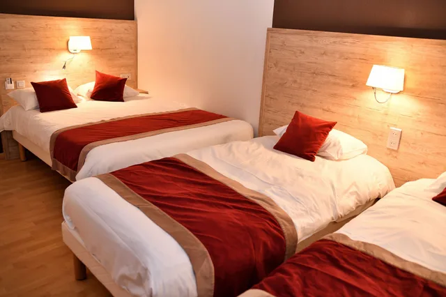 غرفة عائلية بسرير مزدوج وسريرين منفصلين، Hôtel du Bowling de Millau 3/10