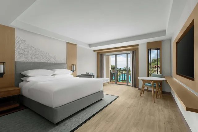 غرفة بسريرين مزدوجين بإطلالة على المسبح، Phuket Marriott Resort & Spa, Merlin Beach 1/10