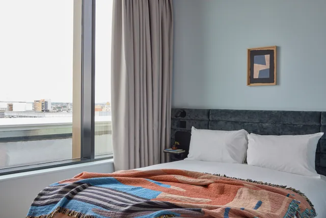 Studio, Queen Bed, City View, Beckett Locke 1/4