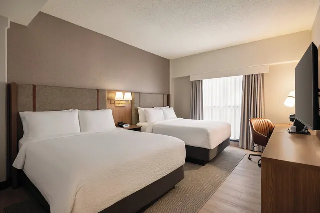 غرفة قياسية بسريرين كوين بشرفة، HOLIDAY INN HOTEL AND SUITES VANCOUVER DOWNTOWN 2/9