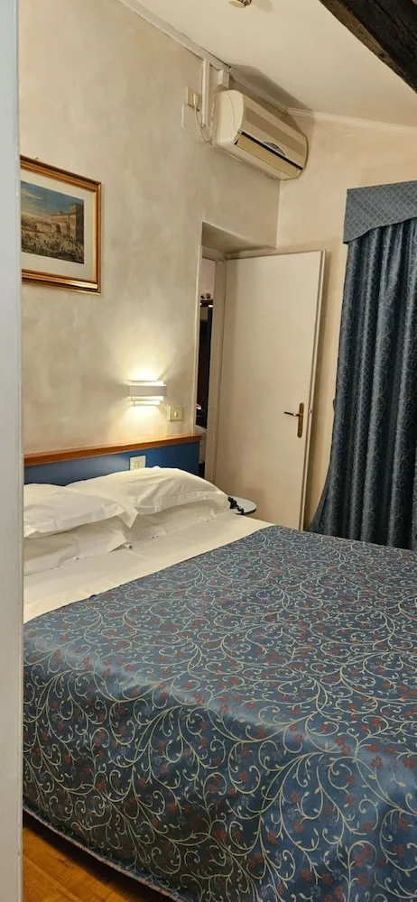 Room, Quadruple, King and Twin Beds, Hotel Julia 8/9