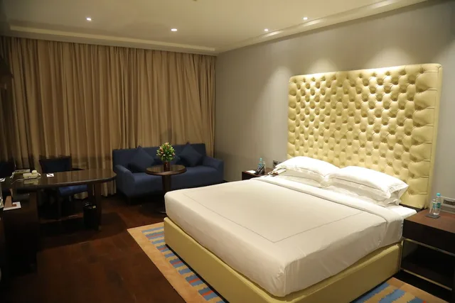 غرفة بريميوم بسرير كينج، TAJ DECCAN 3/10