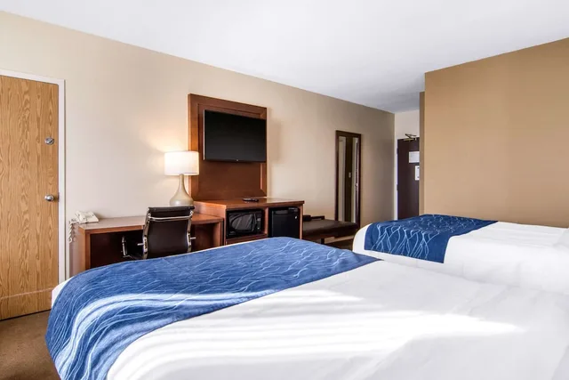 غرفة عائلية بسريرين كوين مع أريكة، Comfort Inn & Suites Medicine Hat Shopping Centre 1/5