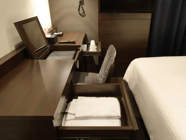 Room, Double Bed, Red Roof Inn And Suites Osaka Namba Nippombashi 5/10