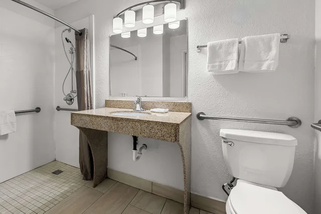 غرفة بسرير كينج لذوي الإعاقة، Americas Best Value Inn Hamilton 2/4