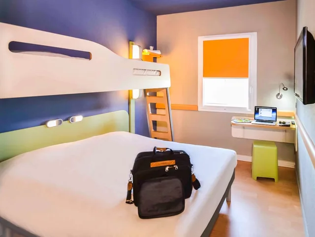 غرفة ثلاثية بسرير مزدوج وسرير بطابقين، Ibis Budget Saint Martin De Crau Porte De Camargue 6/9
