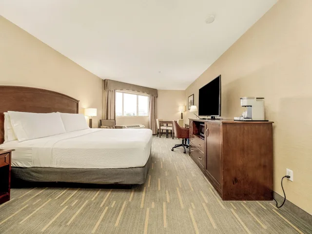غرفة قياسية بسرير كينج، HOLIDAY INN LETHBRIDGE 6/10