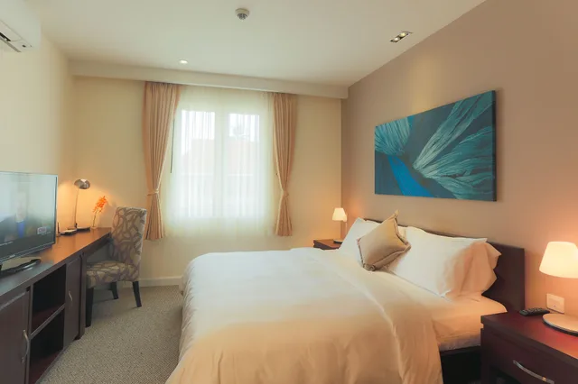 Cozy, Studio, King Bed, Central Mansions 2/10