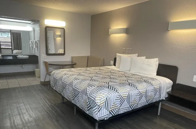 غرفة بسرير كينج، Motel6 Sallisaw, OK 2/8
