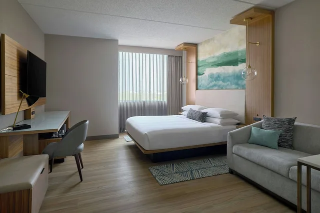غرفة بريميوم بسرير كينج مع أريكة، Chicago Marriott Northwest 3/7