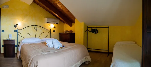 غرفة ثلاثية بسرير كوين وسرير فردي بإطلالة على البحر، Agriturismo San Basilio 10/10