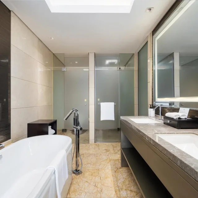 جناح بسرير كينج بغرفتي نوم مع دخول صالة النادي، Intercontinental Jinan City Center Formerly Crowne Plaza Jinan City Center 5/6