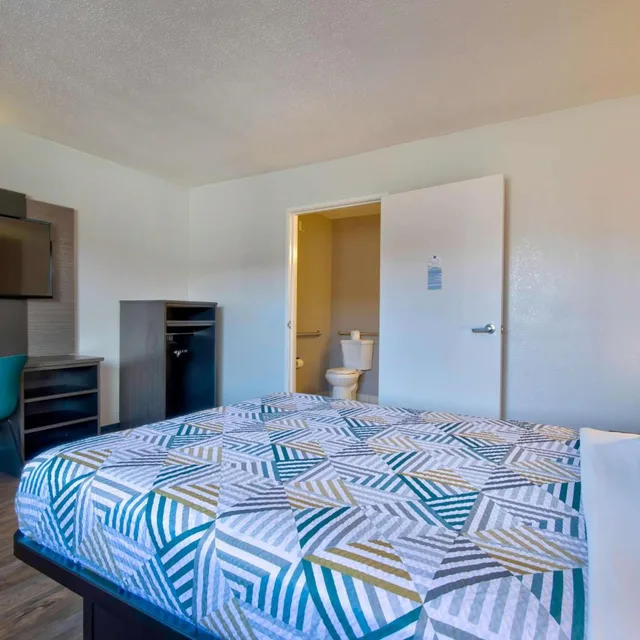 غرفة بسرير كوين لذوي الإعاقة، Motel6 Santa Fe, NM 8/10