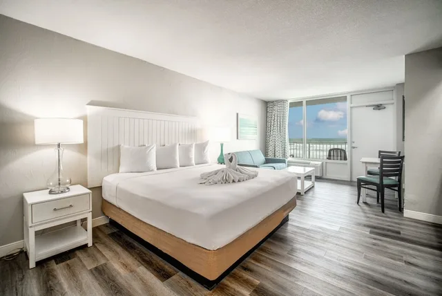 Room, King Bed, Ocean Front, Sofa, Kitchenette، Perry S Ocean Edge Resort 3/4