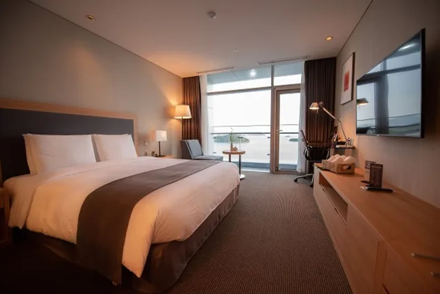 غرفة بريميوم بسرير كينج، Hidden Bay Hotel 1/2