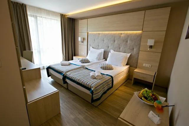 Deluxe, Double Bed, Side Sea View, Balcony، Royal Grand Hotel & Spa 3/7