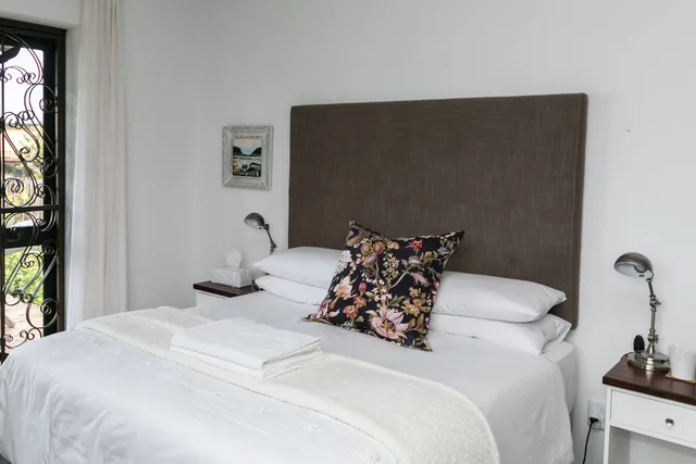2 Bedrooms, Pool House, Luxury, Apartment, 1 Queen and 3 Single Beds, Mountain View، Narnia Guest House 1/2