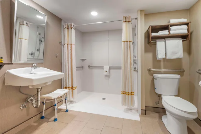 غرفة بسرير كوين لذوي الإعاقة، Best Western Plus Ramkota Hotel 2/2