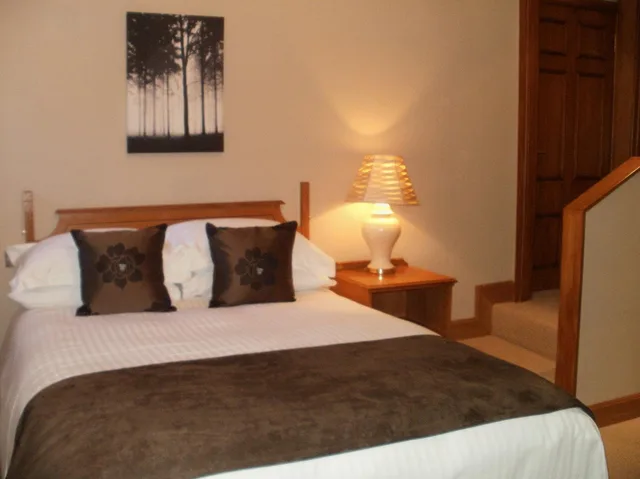 غرفة بسرير كينج، The City Hotel 2/9