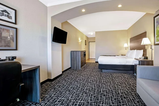 جناح استوديو بسرير كينج لذوي الإعاقة، La Quinta Inn & Suites by Wyndham Garland Harbor Point 2/3