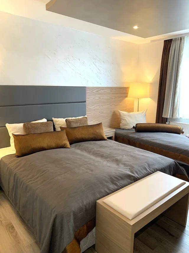 Family, 1 King and 1 Single Beds, Boutique Hotel Goldene Henne 4/7