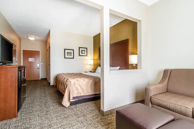 Suite, King Bed, Accessible, Quality Suites Corbin North 4/4