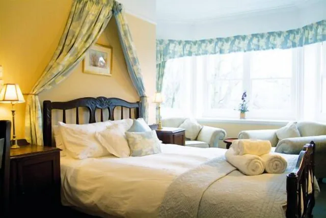 Swan, Superior, King Bed, Trehaven Manor 1/1