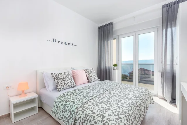 3 Bedrooms, Apartment, 2 Double and Twin Beds, Sea View، Villa Veronique 2/6