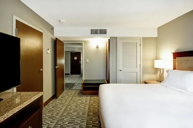 جناح رئاسي بسرير كينج بحوض جاكوزي، DoubleTree by Hilton Augusta 1/4