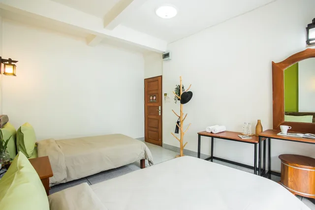 Room, Twin Beds, Shared Bathroom, No Window، Banthat Thong Hostel 2/5
