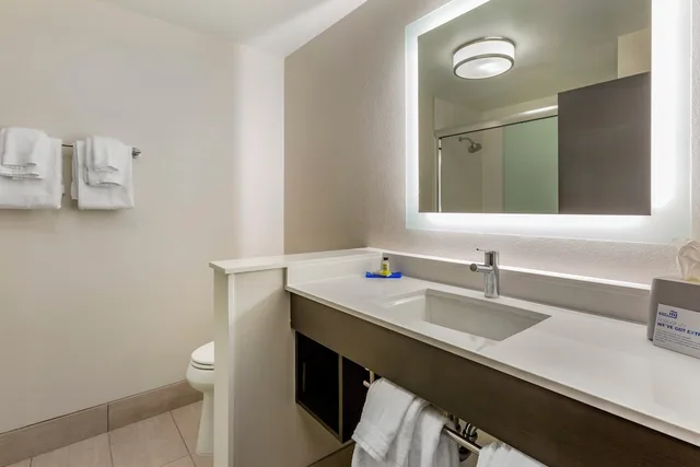 جناح بسرير كينج بمنطقة جلوس، Holiday Inn Express Suites Phoenix Dwtn State Capitol 5/6