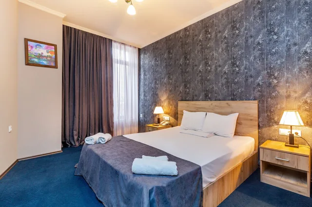 غرفة كومفورت بسرير مزدوج بإطلالة على الفناء بشرفة، HOTEL MARLYN 1/9