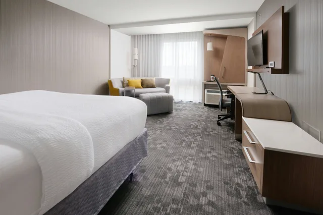 غرفة بسرير كينج، Courtyard by Marriott Dallas Plano/The Colony 1/2