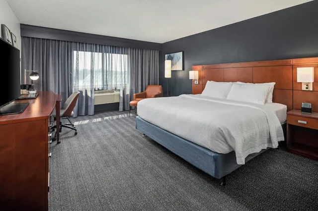 غرفة بسرير كينج لذوي الإعاقة، Courtyard By Marriott La Crosse 2/4