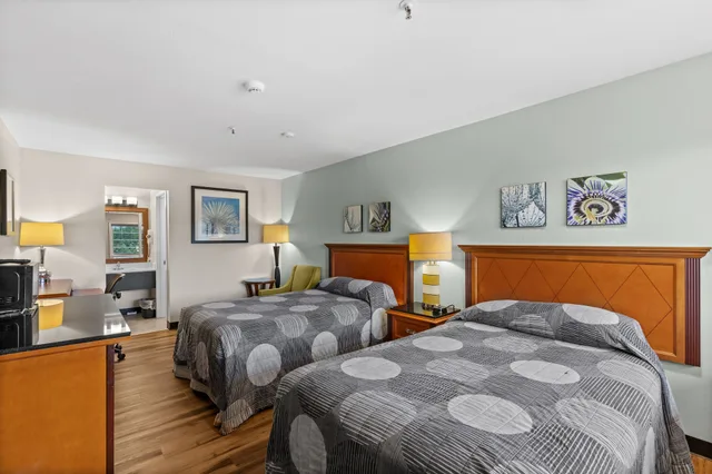 غرفة بسريرين مزدوجين، Basecamp Puyallup a Travelodge by Wyndham 5/10