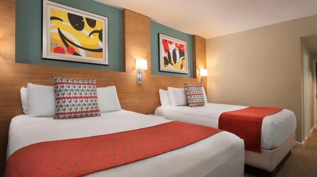 فيلا بسرير كينج وسريرين كوين بإطلالة على البحيرة بغرفتي نوم مع أريكة، Bay Lake Tower at Disneys Contemporary Resort 3/8
