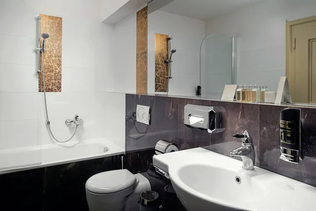 غرفة بسريرين منفصلين مع سرير إضافي، The Charles Hotel 4/4